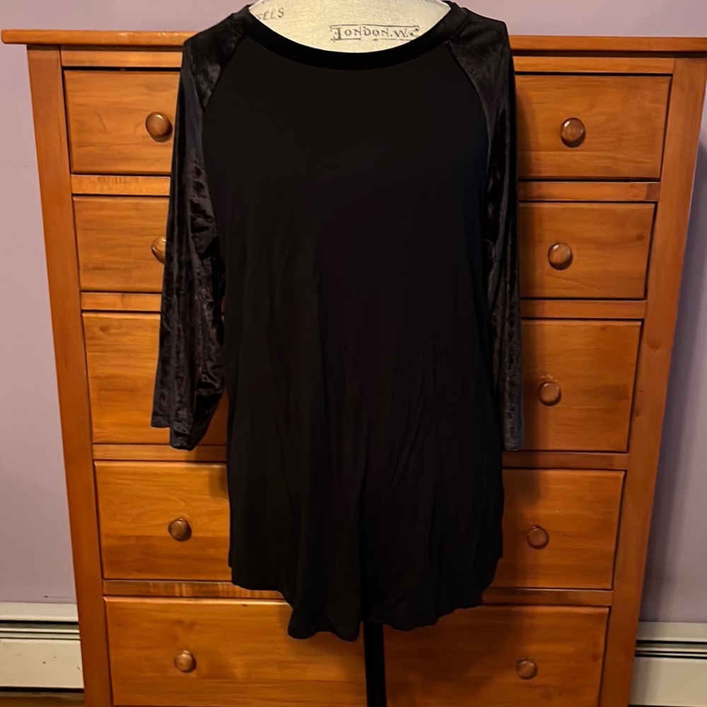 TORRID NWT sz L 12 black velvet, raglan sleeve top